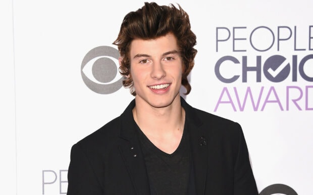 Shawn Mendes smiling with a black jacket at a People Choice Awards event