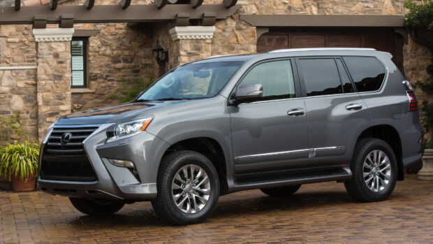 Lexus GX is shown in front of a rustic home with plants, 4K Desktop Wallpaper