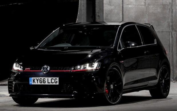 Một chiếc Golf GTI màu đen bóng bẩy được đỗ trong nhà với đèn pha sáng và các tính năng chi tiết, Hình nền máy tính HD