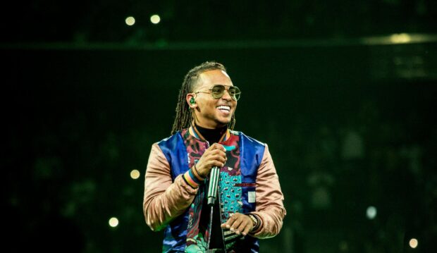 Ozuna Wallpapers capture an energetic concert moment, 2K Desktop Wallpaper