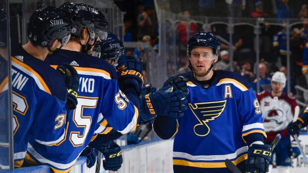 St Louis Blues players exchanging fist bumps during a game, 2K Desktop Wallpaper