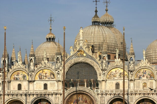 The image shows the ornate domes and sculptures of St Marks Basilica, 2K Desktop Wallpaper