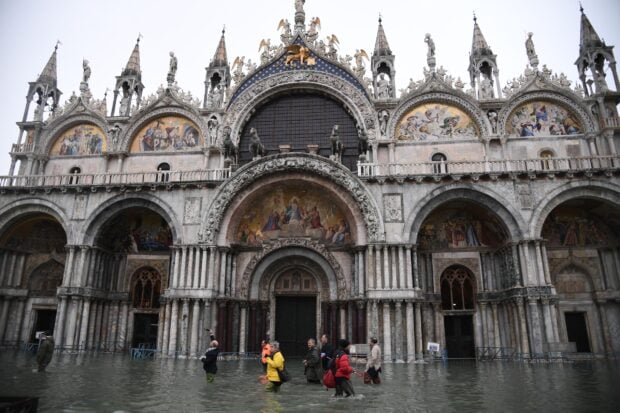People walking through flooded area in front of St Marks Basilica, HD Desktop Wallpaper