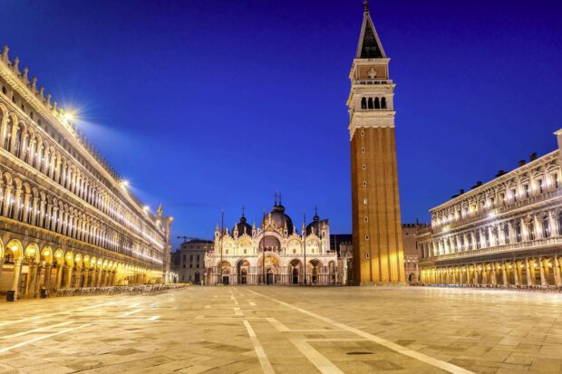 St Marks Basilica illuminated with the bell tower against a clear night sky, HD Desktop Wallpaper