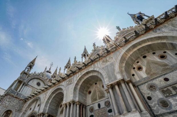 The sun shines over the detailed arches and spires of St Marks Basilica, HD Desktop Wallpaper