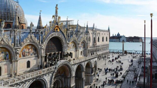 St Marks Basilica shows its ornate facade and nearby square with people, HD Desktop Wallpaper
