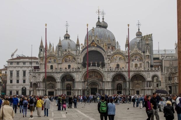 A large crowd gathers in front of St Marks Basilica showcasing its grand architecture, HD Desktop Wallpaper