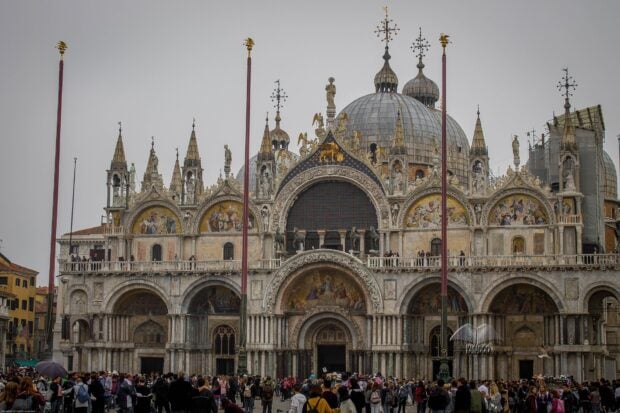 The facade of St Marks Basilica filled with tourists and detailed statues, HD Desktop Wallpaper
