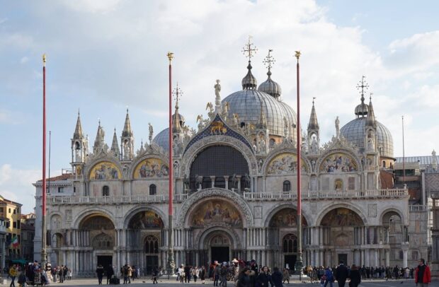 St Marks Basilica in Venice Italy with tourists in front on a cloudy day, HD Desktop Wallpaper