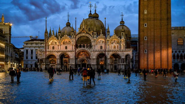 Visitors walk through flooded square in front of St Marks Basilica during high tide, 2K Desktop Wallpaper
