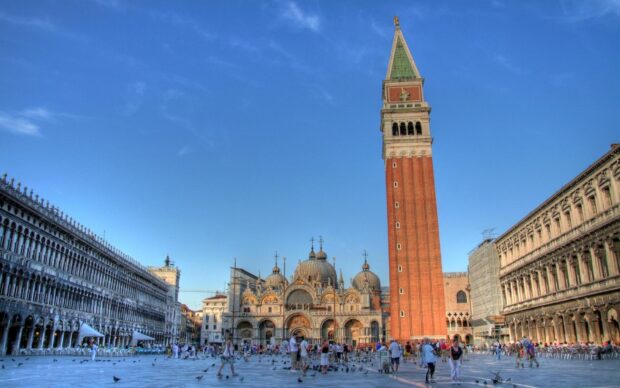 A bright clear sky above St Marks Basilica with tourists walking around, HD Desktop Wallpaper