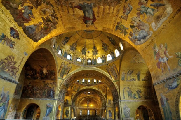 The golden mosaics decorate the ceiling of St Marks Basilica, HD Desktop Wallpaper