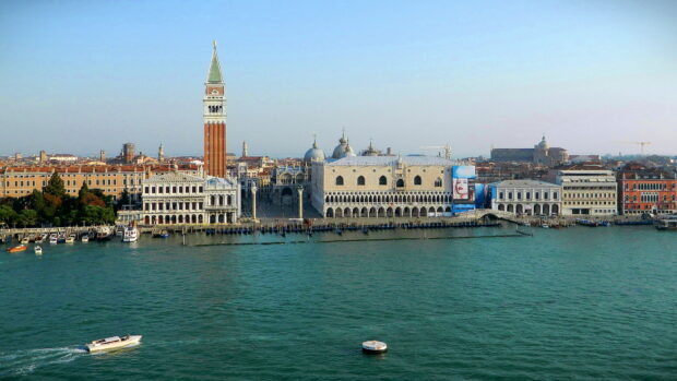 The St Marks Basilica is visible with surrounding buildings and boats on the water, HD Desktop Wallpaper