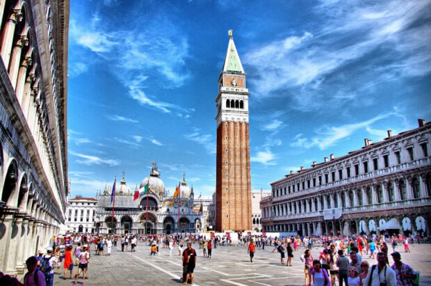 A sunny day with many tourists at St Marks Basilica and its bell tower, HD Desktop Wallpaper