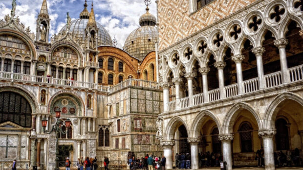 St Marks Square shows historic buildings with detailed arches and domes, HD Desktop Wallpaper