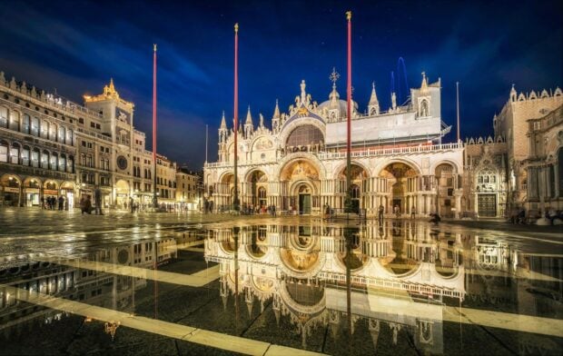 St Marks Square captures beautiful reflections under night sky, HD Desktop Wallpaper
