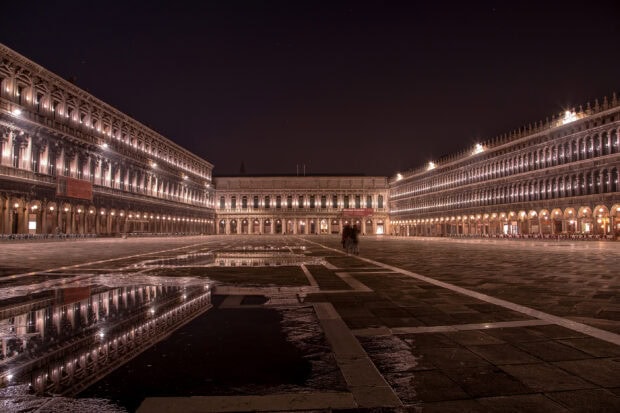 St Marks Square features illuminated architecture reflected on wet pavement at night, 2K Desktop Wallpaper