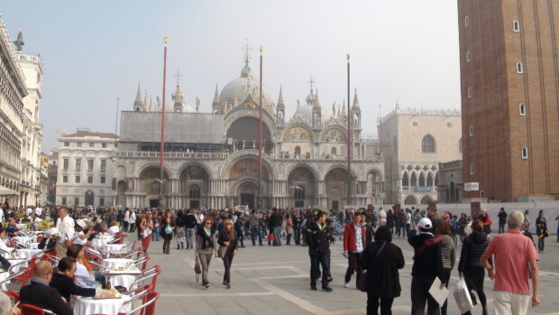 A busy crowd enjoying the open square and historic architecture at St Marks Square, 4K Desktop Wallpaper