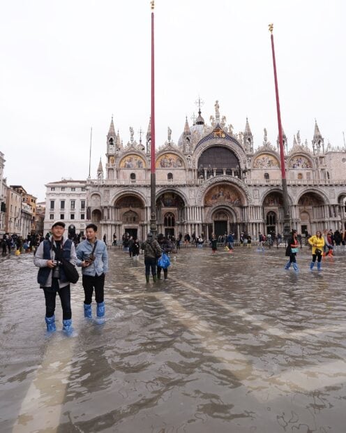 People wearing boots at St Marks Square during flood in Venice, HD Mobile Wallpaper