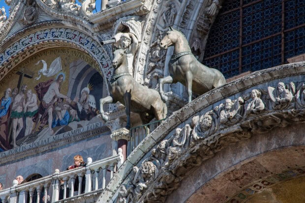 The image features the famous sculptures of horses and detailed mosaics at St Marks Square, 2K Desktop Wallpaper
