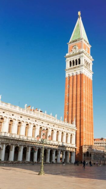 The tall bell tower and historic buildings at St Marks Square are shown clearly, HD Mobile Wallpaper