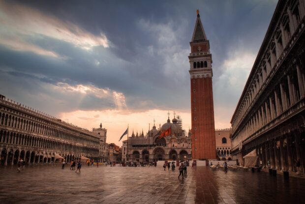 People walk across St Marks Square with its famous tower and buildings, 2K Desktop Wallpaper