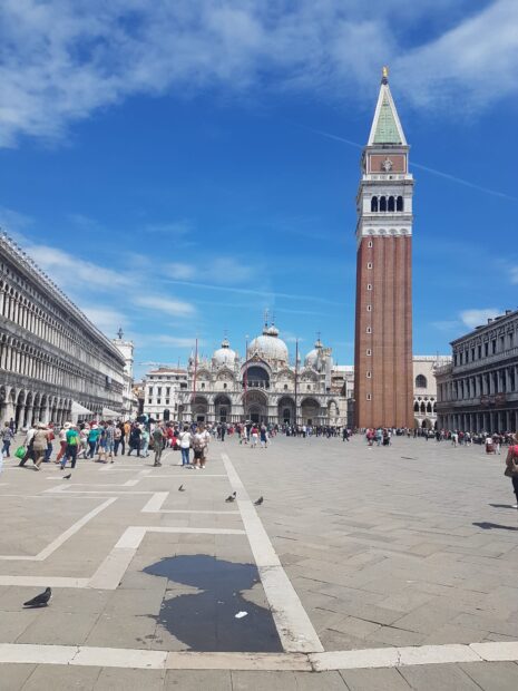 People walking in St Marks Square under clear sky, HD Desktop Wallpaper