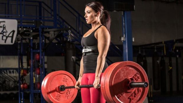A focused woman powerlifting with heavy weights in the gym, HD Desktop Wallpaper