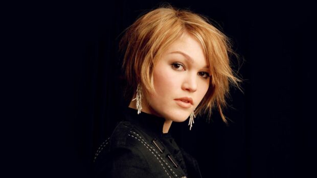Julia Stiles looks thoughtfully towards the camera with a dark background, HD Desktop Wallpaper