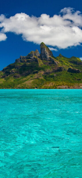 Clear turquoise water and green mountain landscape in Tahiti