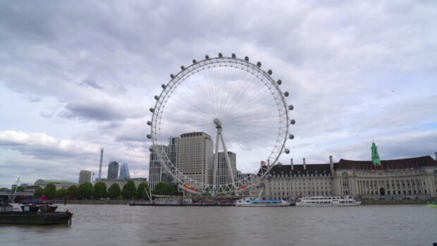 The River Thames shows the iconic ferris wheel and surrounding buildings, 4K Desktop Wallpaper