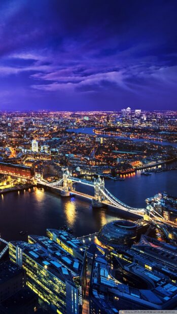 The River Thames flows through the illuminated cityscape at night with bridges and buildings, HD Phone Wallpaper