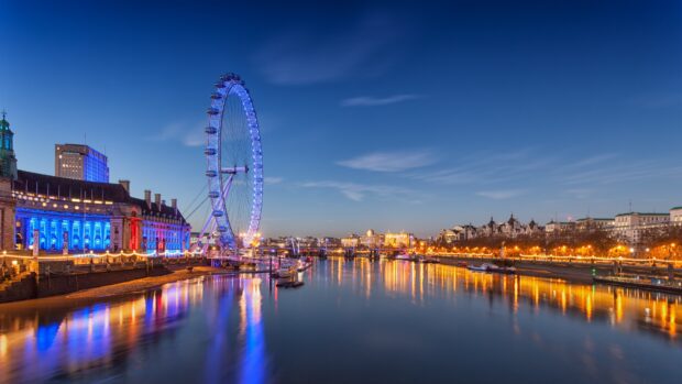The River Thames reflects city lights near the illuminated London Eye at dusk, 4K Desktop Wallpaper