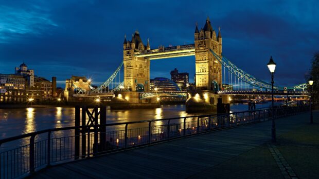 The River Thames illuminated by city lights and the Tower Bridge, 4K Desktop Wallpaper