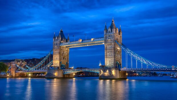 The River Thames shines under blue twilight near Tower Bridge, HD Desktop Wallpaper