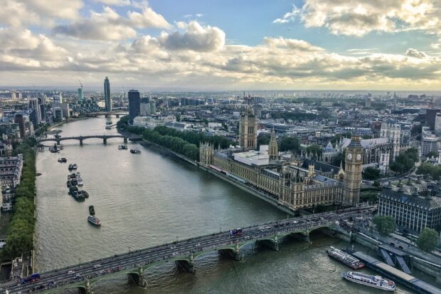 The River Thames flows through the city with iconic landmarks along its banks, HD Desktop Wallpaper