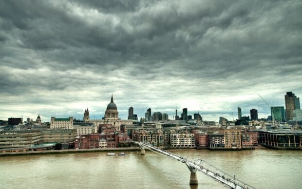 The River Thames flows through London with iconic buildings and Millennium Bridge crossing, 2K Desktop Wallpaper