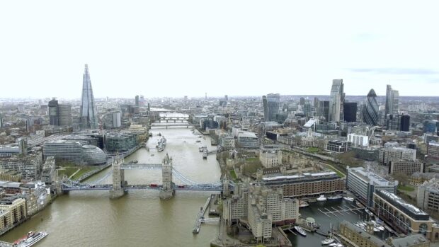 The River Thames flows through London with bridges and skyscrapers lining the banks, 4K Desktop Wallpaper