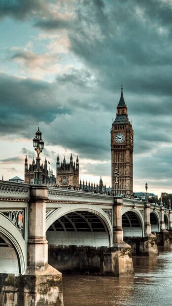The River Thames flows under Westminster Bridge near Big Ben tower, HD Mobile Wallpaper