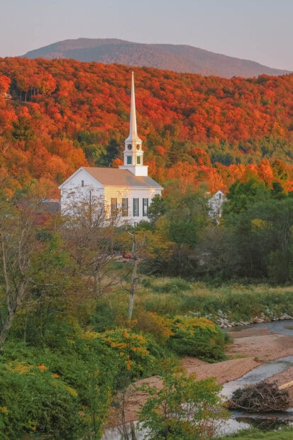 A white church stands among colorful fall foliage in Vermont, HD Phone Wallpaper