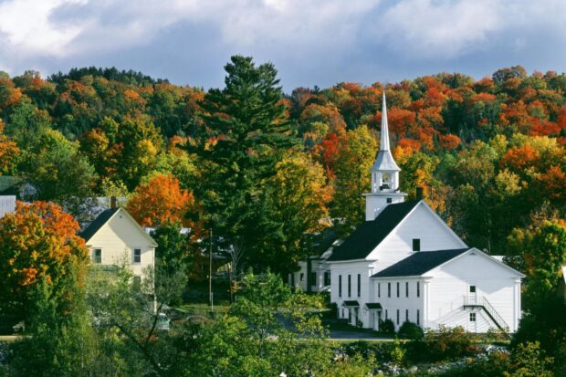 A white church stands among vibrant autumn trees in Vermont, HD Desktop Wallpaper