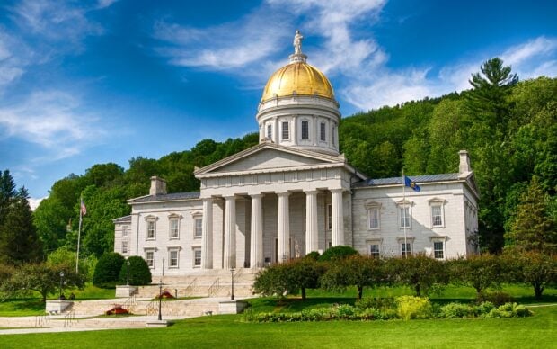 Vermont Wallpapers feature the Vermont state capitol building under a bright blue sky, HD Desktop Wallpaper