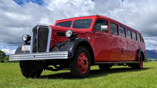 A vintage Kenworth truck is parked on grassy land under a cloudy sky, HD Desktop Wallpaper