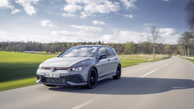 Một chiếc Volkswagen Golf Gti đang lái trên một con đường nông thôn với chuyển động mờ, Hình nền máy tính 4K
