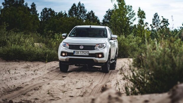A white Fiat Fullback is driving through a sandy off road surrounded by trees and bushes, HD Desktop Wallpaper