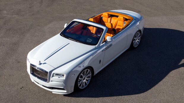 A white Rolls Royce Dawn convertible with orange leather seats parked on asphalt, HD Desktop Wallpaper