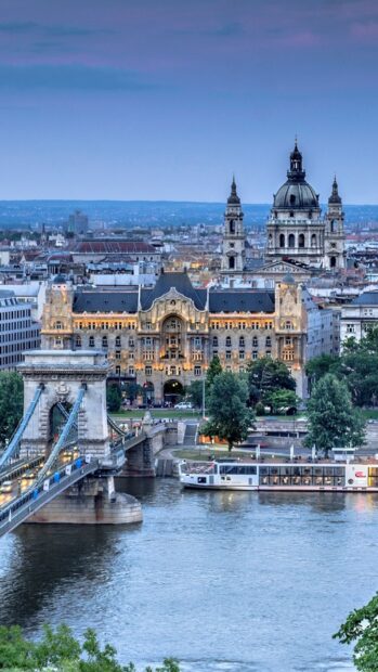 Chain Bridge and historic buildings in Budapest cityscape at dusk