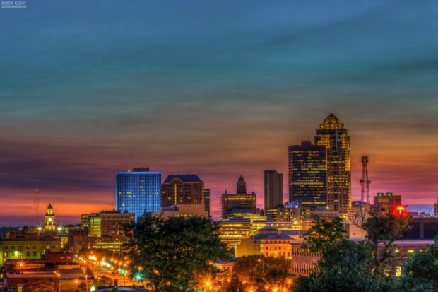 Evening skyline of Des Moines with vibrant sky and city buildings