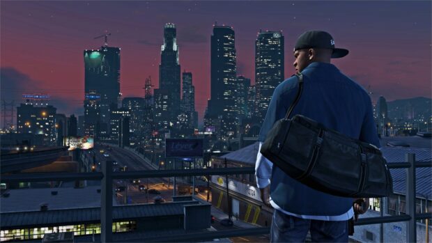 Character with a bag overlooking the cityscape in GTA V at dusk