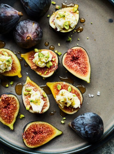 Fig Wallpapers 2K Mobile Ripe figs sliced with cream and chopped pistachios on a plate